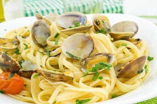 Deliziosa pasta spaghetti al ragù di carne, guarnita con formaggio grattugiato, perfetta per pasti ricchi e saporiti. Ideale per cene in famiglia o pranzi conviviali. Preparata con ingredienti freschi e autentici.