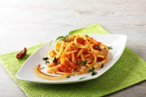Pomodori ripieni di formaggio e basilico su piatto bianco, deliziosi antipasti italiani con salsa di pomodoro e mozzarella. Ricetta semplice e gustosa, perfetta per ogni occasione.