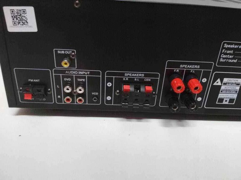 Ingresso audio e uscite altoparlanti del sistema audio con connettori RCA e controllo per subwoofer e satelliti. Completo di ingressi DVD e tape, e impostazioni di uscita audio.