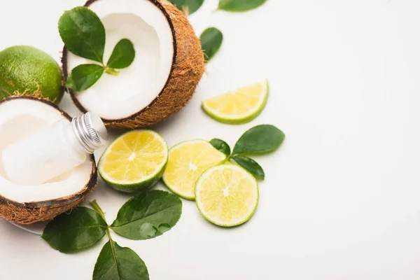 Fragole di cocco e lime con foglie verdi, ideale per ricette estive rinfrescanti e salutari. Ingrediente naturale per bevande detox e dessert vitaminici. Presentazione colorata e fresca.
