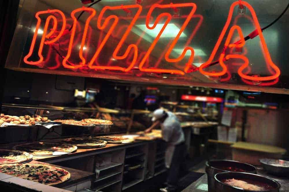 Pizza fresca e deliziosa preparata in pizzeria con forni professionali, atmosfera vivace e servizio rapido. Perfetta per gli amanti della cucina italiana autentica.