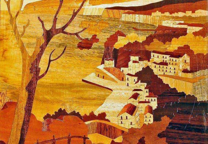 Museo Bottega della Tarsia Lignea Sorrento e tecnica dell'intarsio 4 Antico schermo decorativo in legno intagliato con miniature dipinte a mano rappresentanti figure storiche e paesaggi, con la scritta "Sorrento" alla base, perfetto come oggetto di arredamento d'epoca.