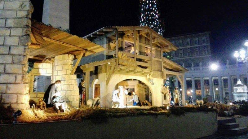 Natale posti da visitare in Italia da Nord a Sud 13 Illuminazioni natalizie sul lungomare di Polignano a Mare, Puglia, in Trentino, decorazioni festive che evidenziano il fascino delle feste lungo la costa adriatica italiana.