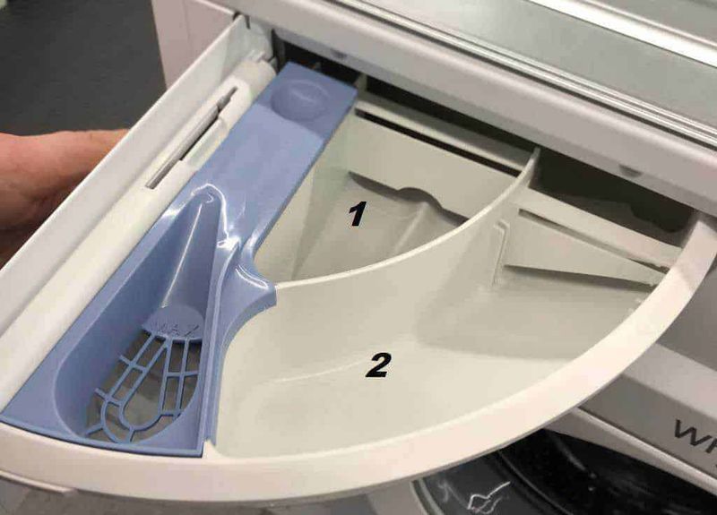 Prelavaggio lavatrice cosa serve 5 pro e contro 6 Pulizia del cassetto di una lavatrice con divisori per detersivi e ammorbidenti, strumenti per la manutenzione e il riciclo di detersivi liquidi, organizzazione ottimale degli detergenti.