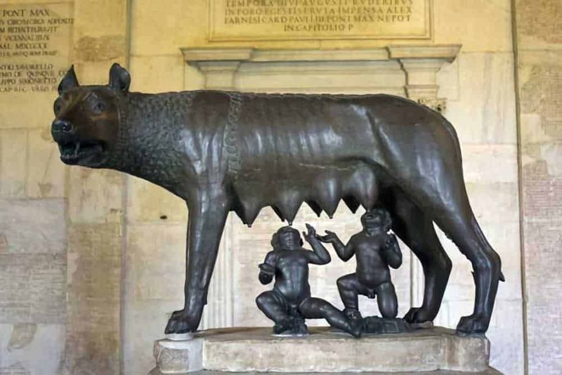 Roma passeggiando lungo il Tevere per 3 km, 14 curiosità 13 Castel Sant'Angelo e Arco di Giano sul fiume Tiber in Roma, mappa del percorso a piedi, destinazioni storiche e turistiche, itinerario nel centro storico di Roma.