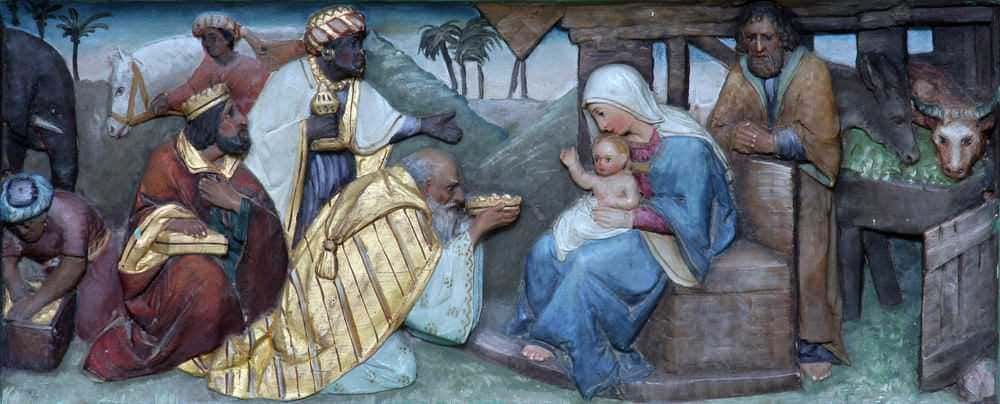 Curiosità sui re magi: Sacra famiglia dipinta con dettagli colorati e realistici, rappresentazione dell'adorazione dei Magi e della nascita di Gesù, in stile classico con sfondo naturale e contesto ecclesiastico.