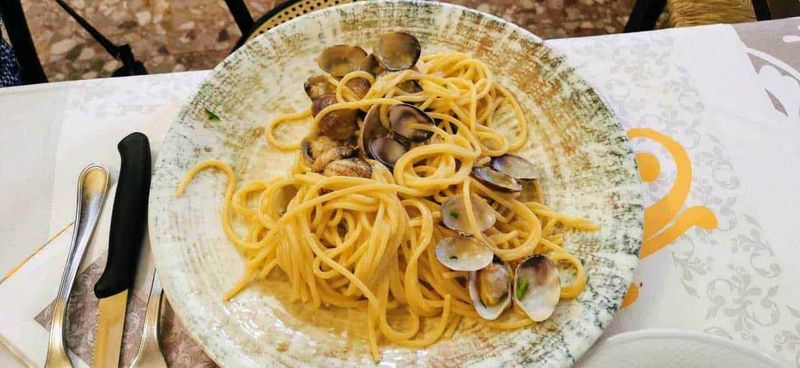 Come cucinare le vongole fresche, 7 step 2 Fettuccine alle vongole su piatto rustico con salsa semplice e ambiente di ristorante italiano autentico.