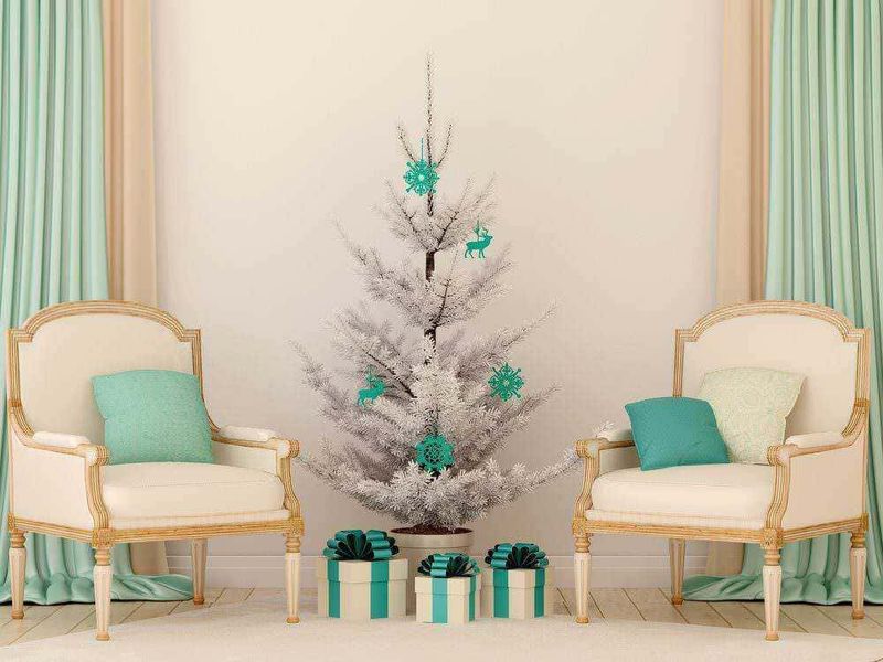 I colori più belli per la tua casa, tendenze 2023 3 Albero di Natale artificiale bianco decorato con palline e fiocchi di neve blu, eleganti sedie con cuscini in zona soggiorno, atmosfera natalizia raffinata, decorazioni di festa con regali sotto l'albero.