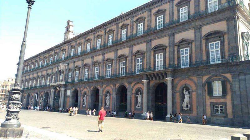 Palazzo Reale Napoli cosa vedere in 2 ore 2 Palazzo reale di napoli in 2 ore: Palazzo Reale di Napoli, esempio di architettura storica e arte barocca, situato nel cuore della città, una delle principali attrazioni turistiche e culturali di Napoli.