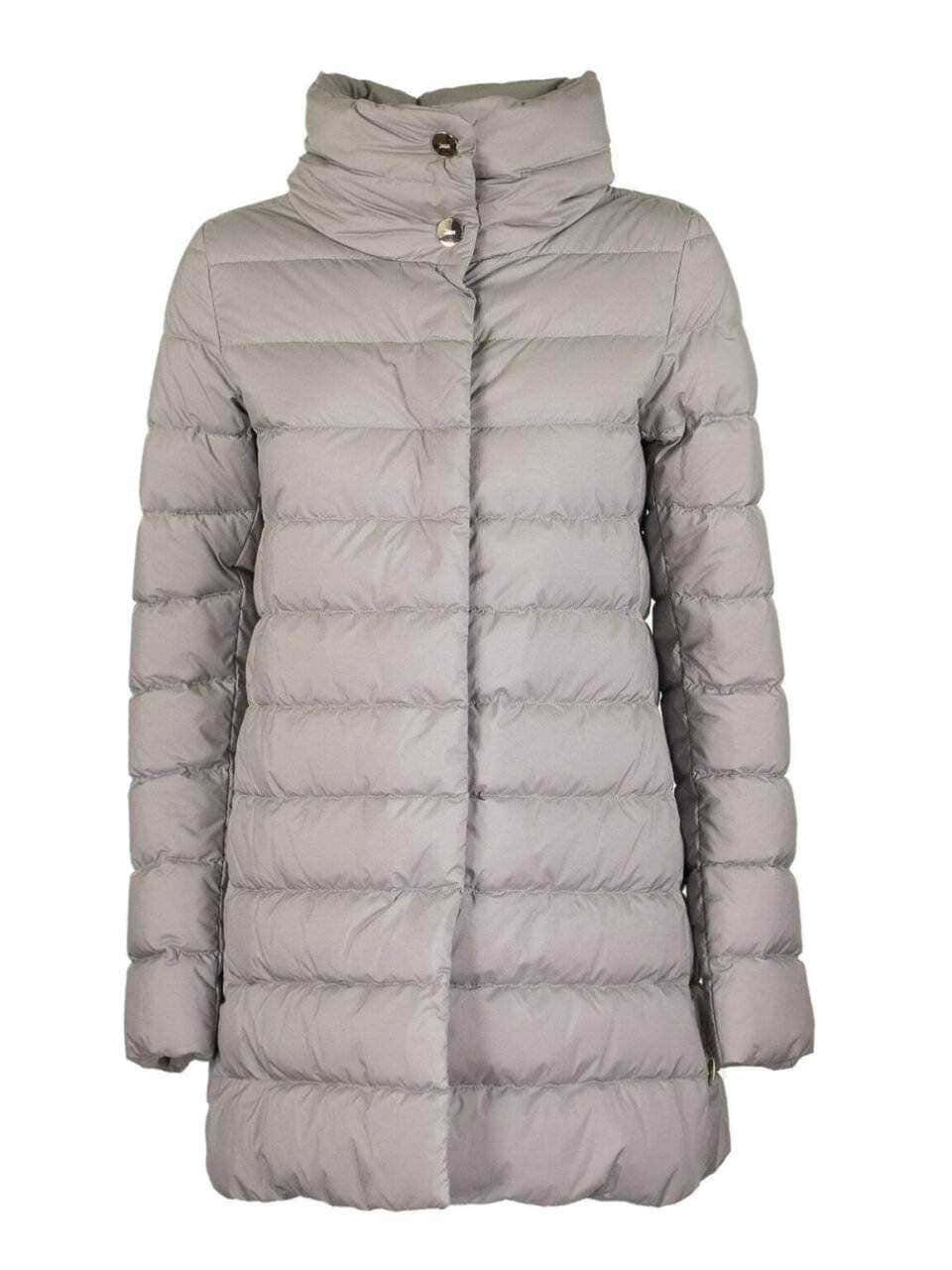 Impunture leggero lunga giacca in piumino beige con collo alto e bottoni frontali, ideale per inverno e freddo. Perfetta per stile casual e comfort in ogni occasione fredda.