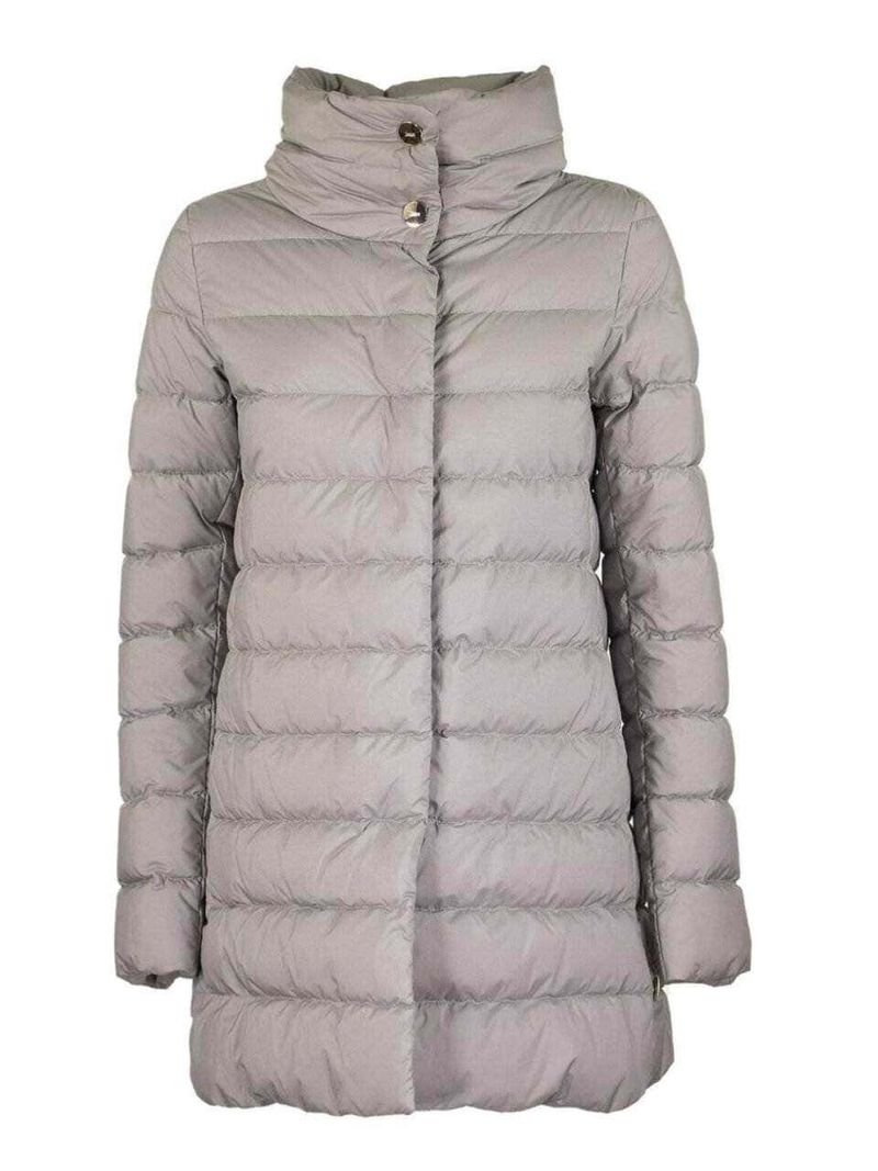 7 migliori piumini donna inverno 2023 trendy 4 Impunture leggero lunga giacca in piumino beige con collo alto e bottoni frontali, ideale per inverno e freddo. Perfetta per stile casual e comfort in ogni occasione fredda.