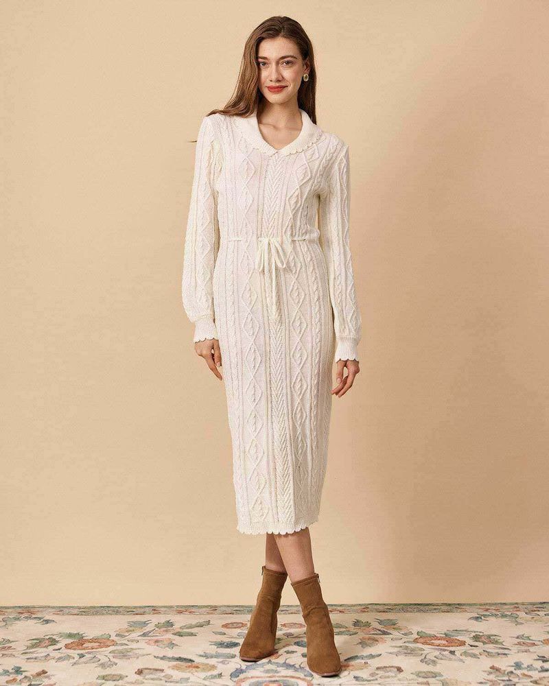 7 Outfit inverno donna essenziali chic nel mio armadio 2 Elegante donna in morbido vestito lungo in maglia a trecce con cintura in vita, calzature stivaletti beige in a fondo beige, stile romantico e sofisticato, naturale e raffinato.