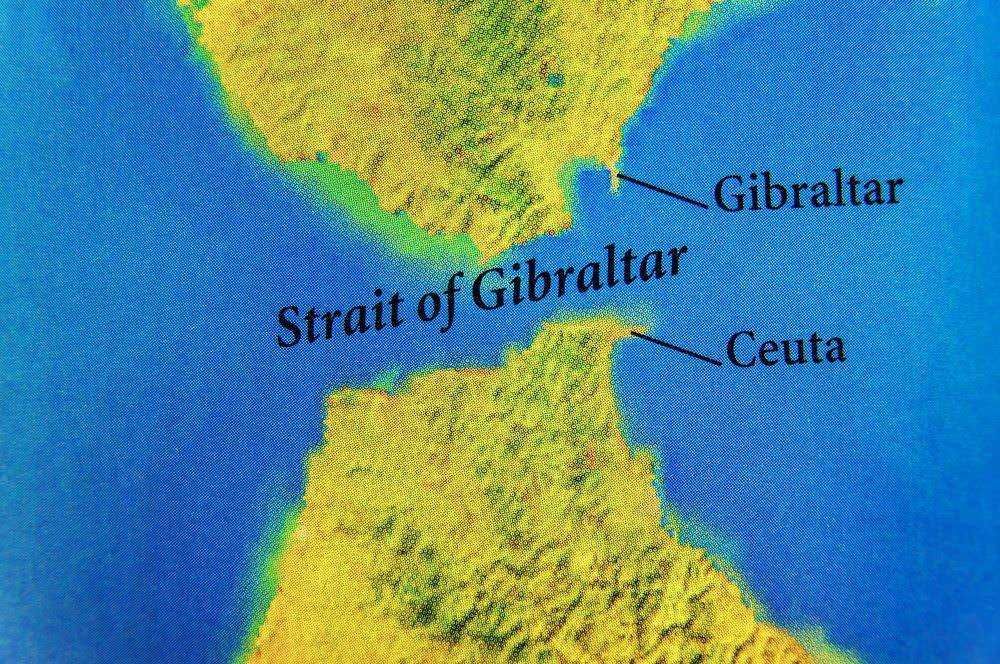 Stretti navigabili più importanti al mondo: Strait of Gibraltar, mappa topografica del Passaggio di Gibilterra tra penisola iberica e Marocco, vista aerea dettagliata.