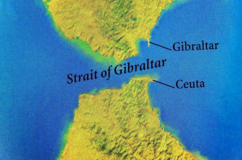 7 stretti navigabili nel mondo per rotte commerciali marittime 2 Stretti navigabili più importanti al mondo: Strait of Gibraltar, mappa topografica del Passaggio di Gibilterra tra penisola iberica e Marocco, vista aerea dettagliata.