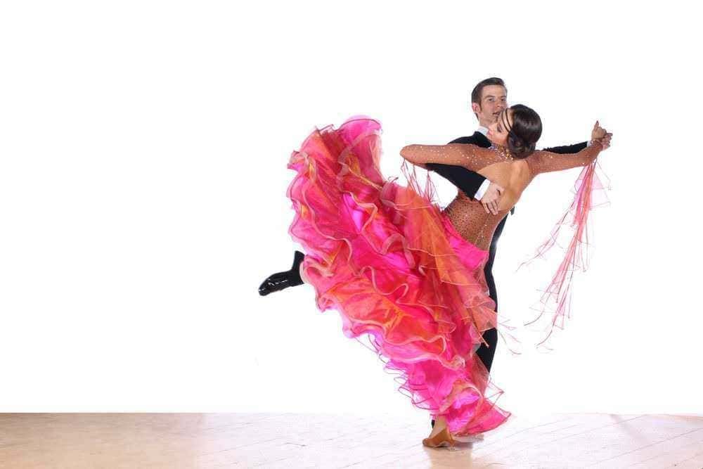 Danza da ballo, coppia di ballerini professionisti in performance di tango o salsa con abiti eleganti, movimento e grazia, sfondo bianco, focalizzato sul talento artistico e sulla passione per la danza.
