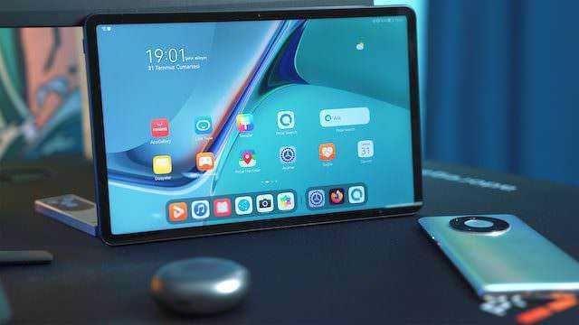 Tabletta digitale con schermo acceso, dispositivi tecnologici, strumenti digitali per lavoro e svago, sede di tecnologia e innovazione, apparecchiature smart e accessori per dispositivi portatili.