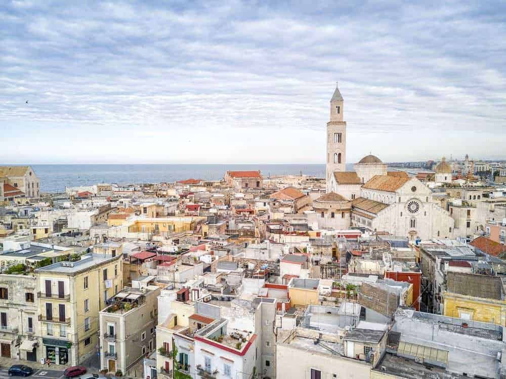 Visto in alto città di Lecce, patrimonio storico e architettonico del Salento, con le sue chiese antiche, i tetti colorati e la skyline mediterranea, vista mare in background.