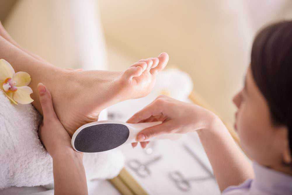 Arredamento area pedicure: terapia di massaggi rilassante per il benessere muscolare e cura della circolazione sanguigna.