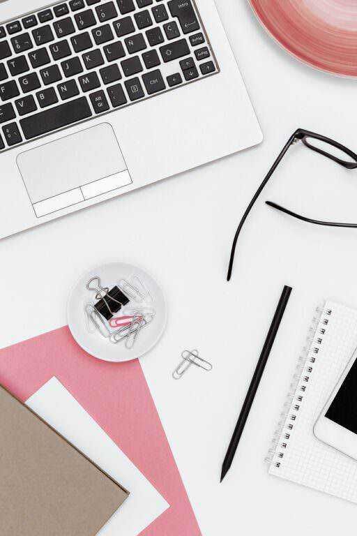 Tastiera di un laptop e oggetti da ufficio in stile minimalista, ideali per lavoro o studio, con colori pastello e accessori organizzativi.