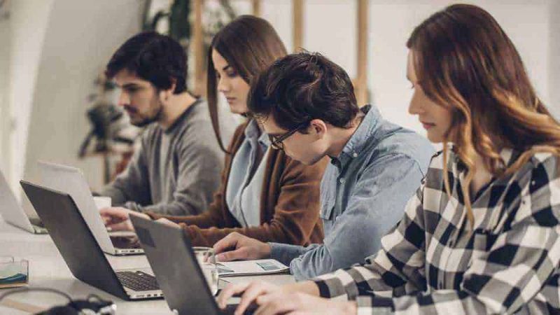 Giustificazioni del motivo per cui tutti dovrebbero possedere un laptop 3 Laptop in uso da giovani studenti