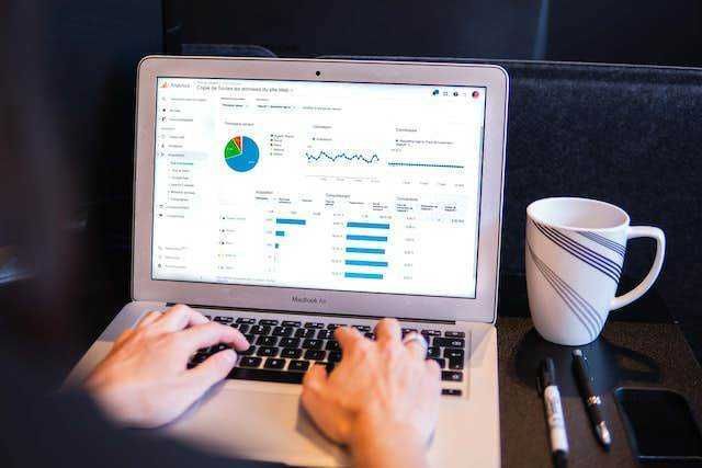Marketing tradizionale vs marketing digitale: Analisi dati con laptop, grafici e statistiche per blog, marketing digitale e ottimizzazione SEO.
