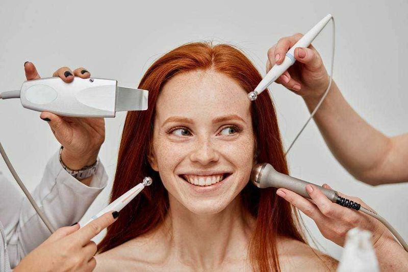 13 Trattamenti estetici antietà donna over 45 2 Tecnologia estetica per trattamenti facciali senza dolore e non invasivi, utilizzando apparecchi multipli come laser, radiofrequenza e microneedling su una donna sorridente.
