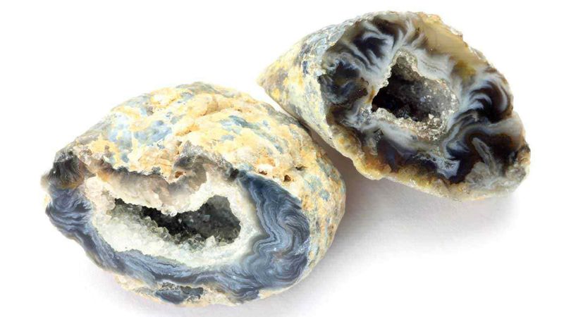 7 pietre curative, dalla pietra di luna: benefici e proprietà 3 Geodi di onice con cristalli cave, pietre naturali ornamentali, esempio di minerali decorativi, perfetti per collezioni e decorazioni, su sfondo bianco per appunti sul blog.