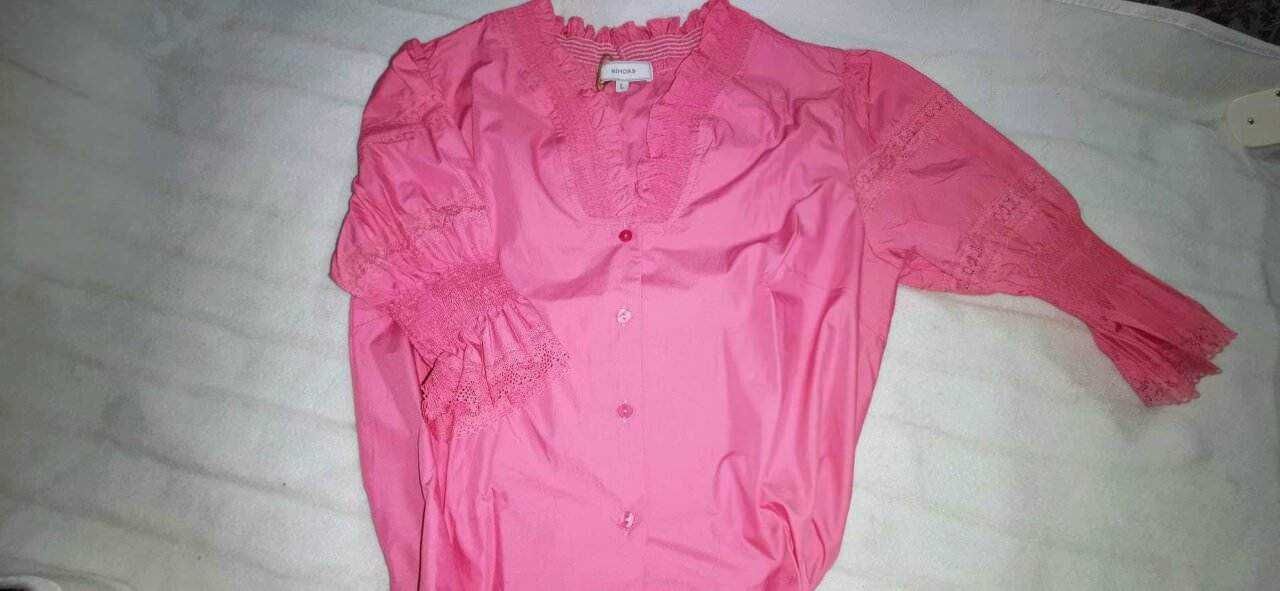 Vestito rosa elegante con dettagli di pizzo e maniche sbuffo, perfetto per occasioni speciali o look romantici. Tinta vivace e stile raffinato, ideale per un guardaroba femminile alla moda.