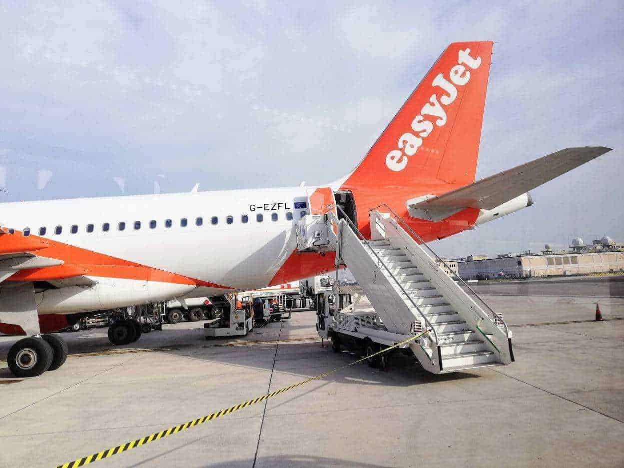 Galleria jet easyJet at aeroporto, scaletta di accesso all'aereo, voli low cost, viaggio in aereo, trasporto aereo.