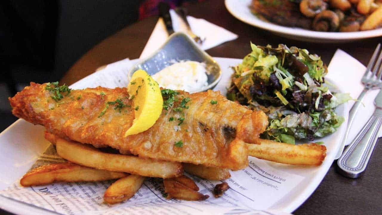 File name: pesce_fritto_con_patate_e_insalata.jpg.