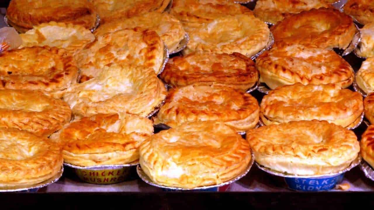 Crostatine di pasta sfoglia con ripieno di formaggio e salumi, ideale per antipasti o brunch. Ricette semplici e gustose, perfette per ogni occasione.