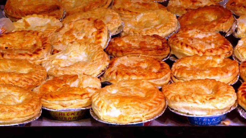 Cucina inglese, i 5 piatti che devi mangiare se vai a Londra 5 Crostatine di pasta sfoglia con ripieno di formaggio e salumi, ideale per antipasti o brunch. Ricette semplici e gustose, perfette per ogni occasione.