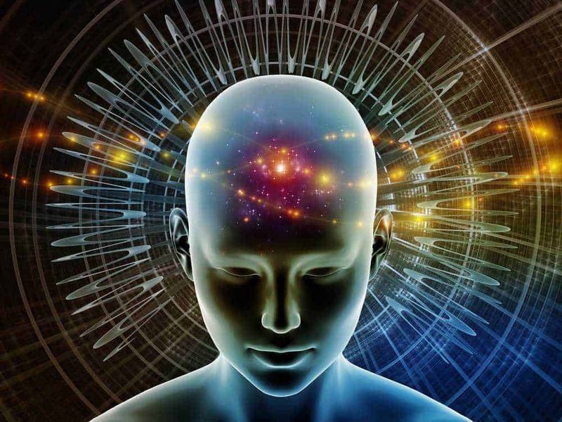 I misteri dei sogni secondo la scienza dei sogni 2 Ragazza digitale con cervello illuminato, rappresentazione dell'intelligenza artificiale e della tecnologia futuristica, sfondo astratto scientifico e innovativo.