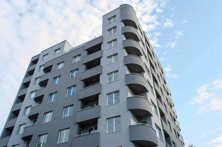 Milano: i numeri in aumento e le criticità degli immobili di lusso 3 Appartamento moderno in edificio residenziale con balconi curvi, vista dall'alto verso il cielo azzurro, esempio di architettura di condomini a più piani.