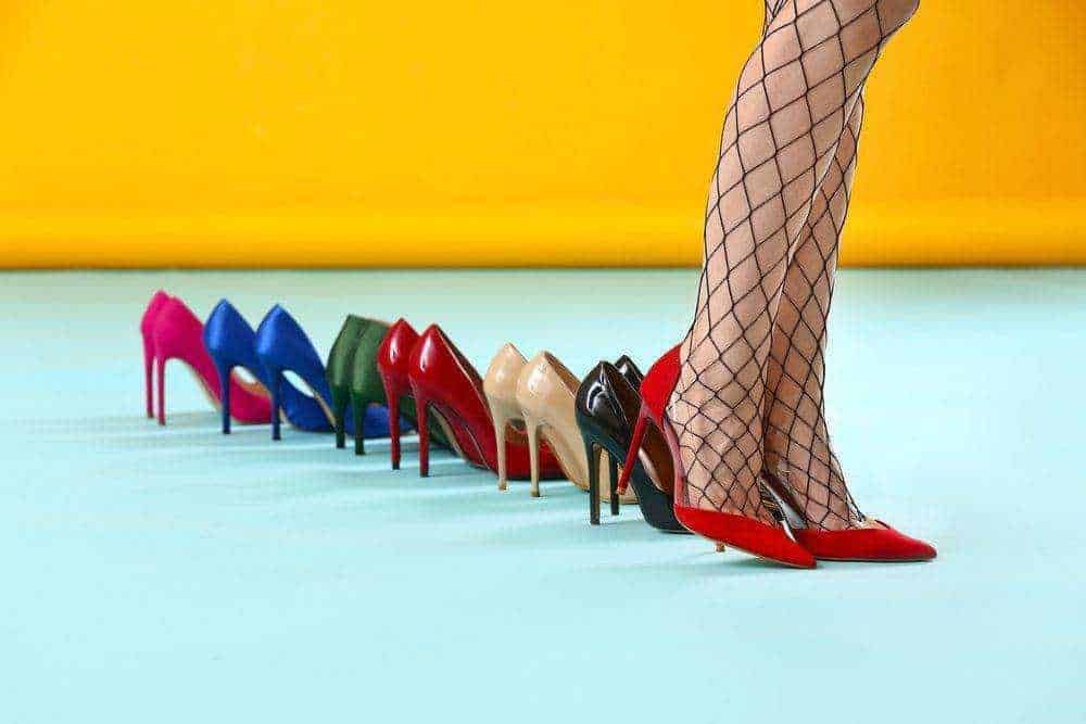 File name: scarpe-altezza-colorate-vari-pezzi-moda-italiana.jpg.