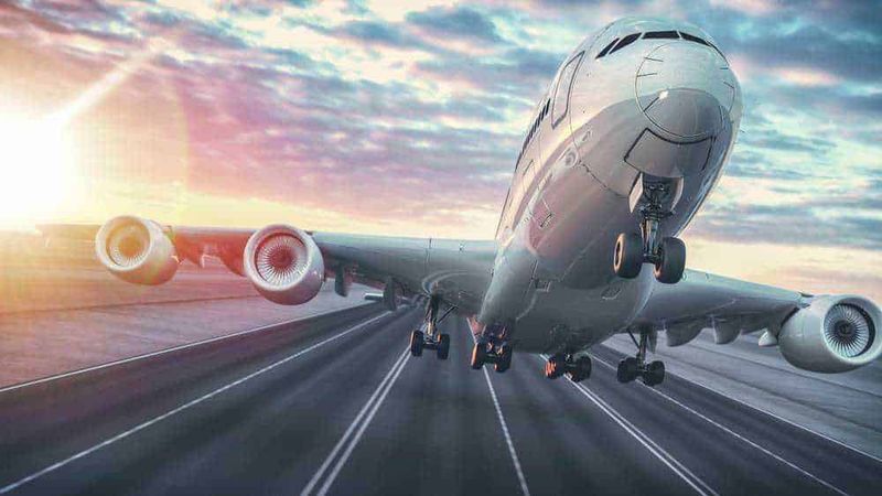 Perché dovresti viaggiare low cost? 5 flotte aeree 5 Aereo in fase di decollo durante il tramonto, simbolo di viaggi e avventure in tutto il mondo.