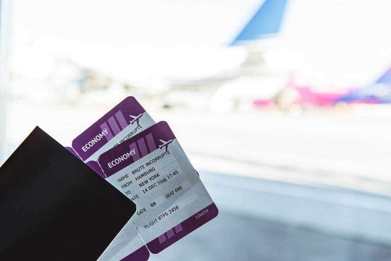 Perché dovresti viaggiare low cost? 5 flotte aeree 4 biglietto-aereo-in-ufficio-aeroporto.jpg.