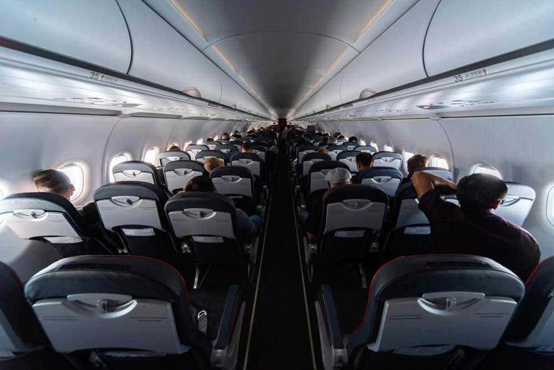 Perché dovresti viaggiare low cost? 5 flotte aeree 3 aereo-passaggeri-in-volo-inside.