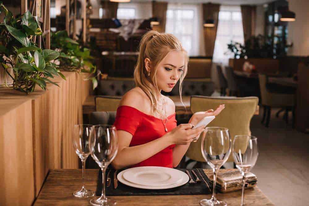 San valentino da single: Roses rosse, candele accese, e lettere a formare la parola "LOVE" su un morbido sfondo bianco, creando un'atmosfera romantica e suggestiva per occasioni speciali o momenti di affetto.