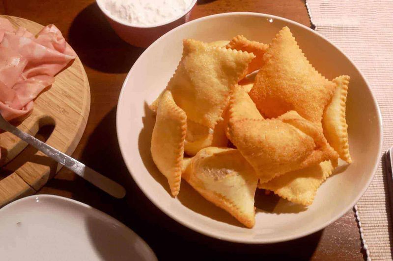 Domenica delle Palme 2023: Esperienza unica nel Nord Italia 4 Crocchette di pasta fritta fatte in casa, perfette per un antipasto gustoso e sfizioso, ideale per appunti sul blog dedicati alla cucina italiana e ricette tradizionali.