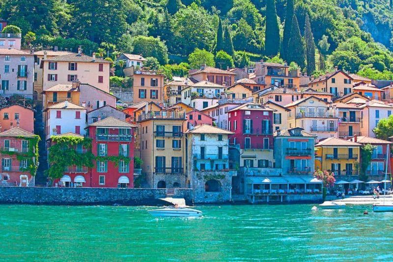 Domenica delle Palme 2023: Esperienza unica nel Nord Italia 2 Domenica delle palme nel nord italia: Colorati edifici storici lungo il lago in un paesaggio ligure caratteristico.