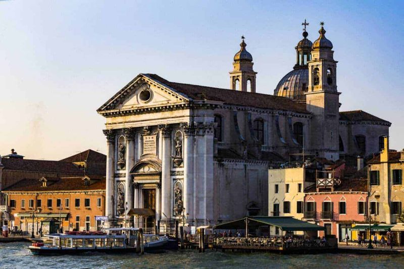 Domenica delle Palme 2023: Esperienza unica nel Nord Italia 9 Chiesa sul canal di Venezia, affascinante architettura barocca, viste panoramiche, attrazione storica e culturale veneziana, edificio simbolo della città.