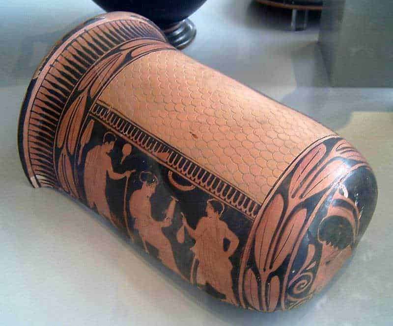 Vaso in ceramica decorato con motivi classici e figure umane stilizzate, ispirato all'arte dell'antica Grecia, perfetto come complemento d'arredo per ambienti eleganti e raffinati.