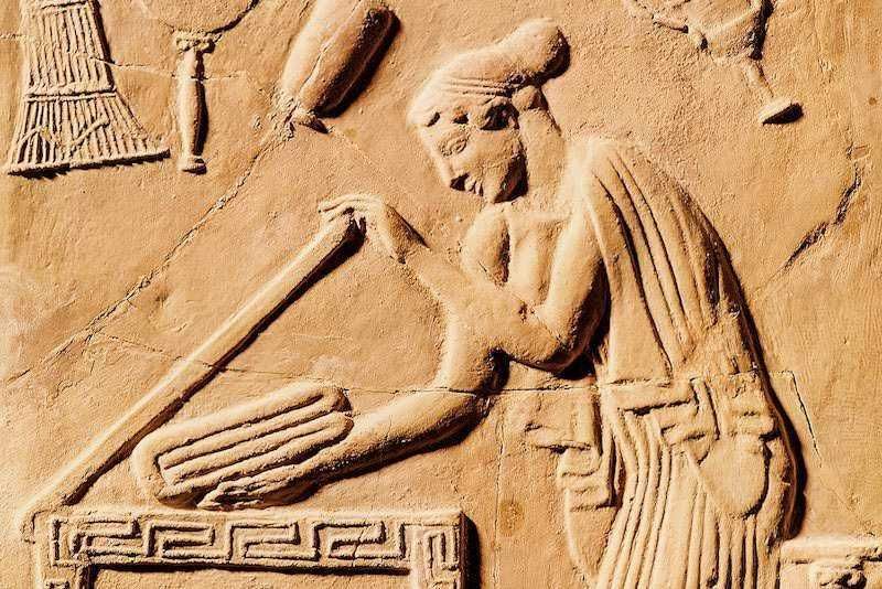 Donne antica Grecia famose, 5 ruoli influenti 5 Famosa scultura in rilievo dell'antica Mesopotamia che raffigura un artigiano al lavoro con strumenti tradizionali. Un esempio di arte e cultura dell'antichità, rappresentando la vita quotidiana e le tecniche artigianali dell'epoca.