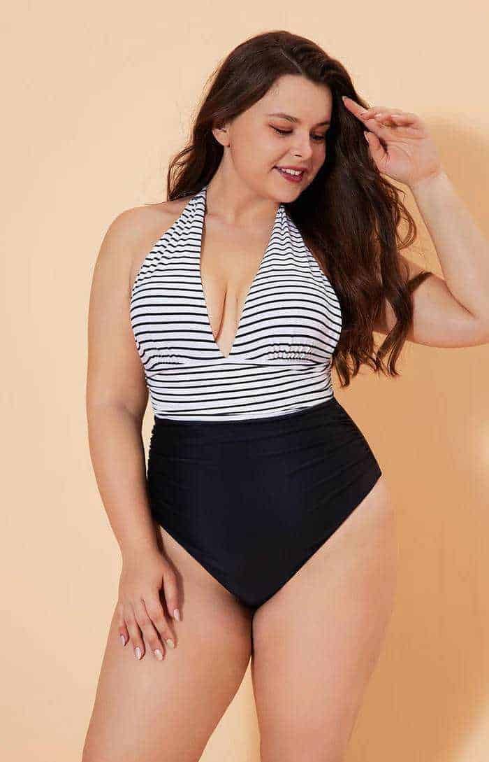Dress with built-in shapewear for Summer! 3 Bella donna con vestito a top e costume intero nero e bianco, in posa sorridente su sfondo beige, rappresentazione di moda e body positivity per blog di lifestyle.