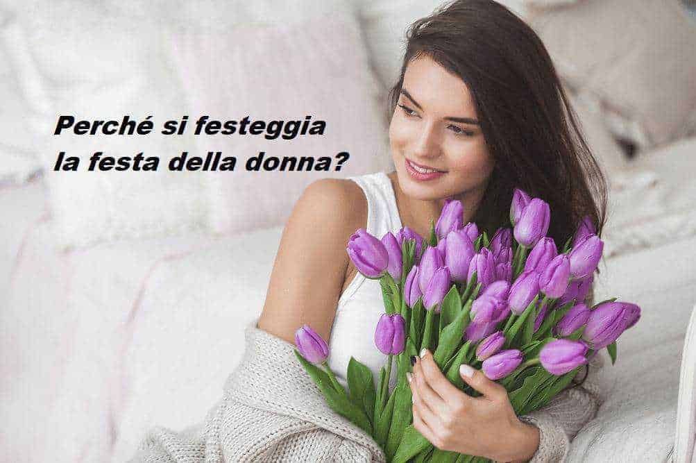 Femminile che tiene un mazzo di tulipani viola, promuovendo la celebrazione della festa della donna con un sorriso e atmosfera calma e felice.