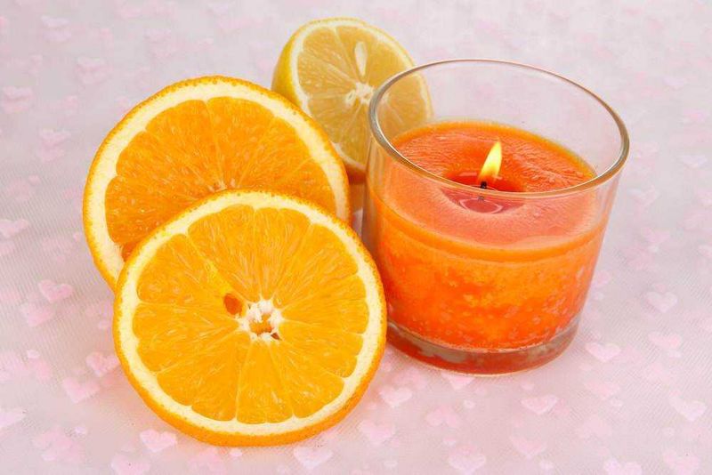 Candele Profumate particolari, dove acquistarle 2 Fiocchi di arancia e limone con candela profumata arancione, ideale per creare un'atmosfera rilassante e fresca, perfetta per decorare ambienti domestici o per occasioni speciali.