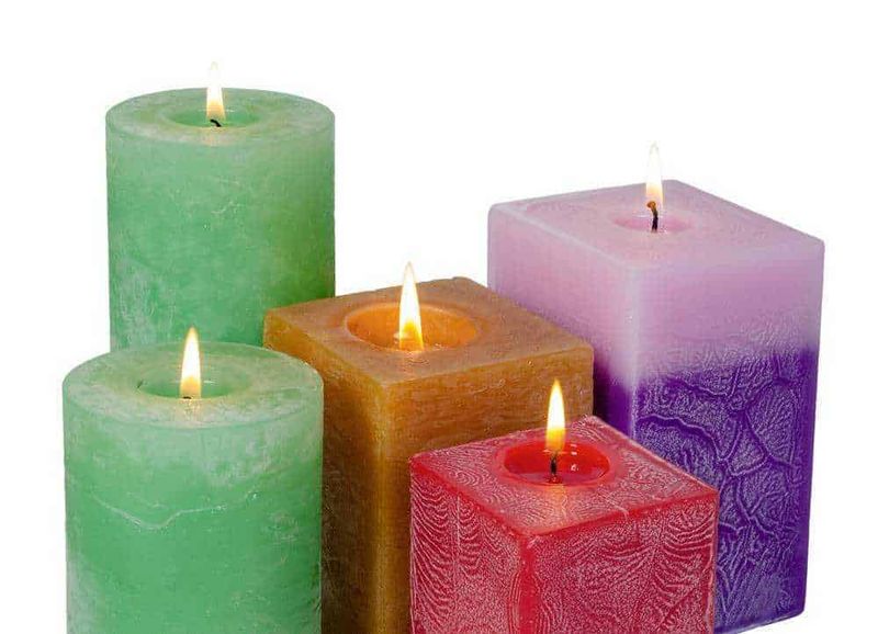 Candele Profumate particolari, dove acquistarle 3 Candele di cera colorate accese, decorazione natalizia e atmosfera calda, ideali per occasioni festive e ambienti rilassanti. Perfette per creare un'atmosfera intima e accogliente in casa.