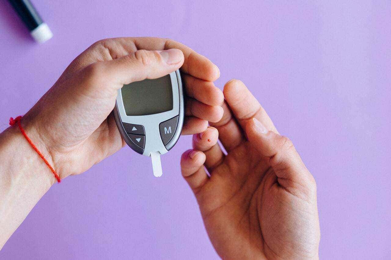 Sensore per il monitoraggio della glicemia per diabetici, tecnologia medica, dispositivo medico portatile, controllo della salute, strumento per diabetici, cura e benessere.
