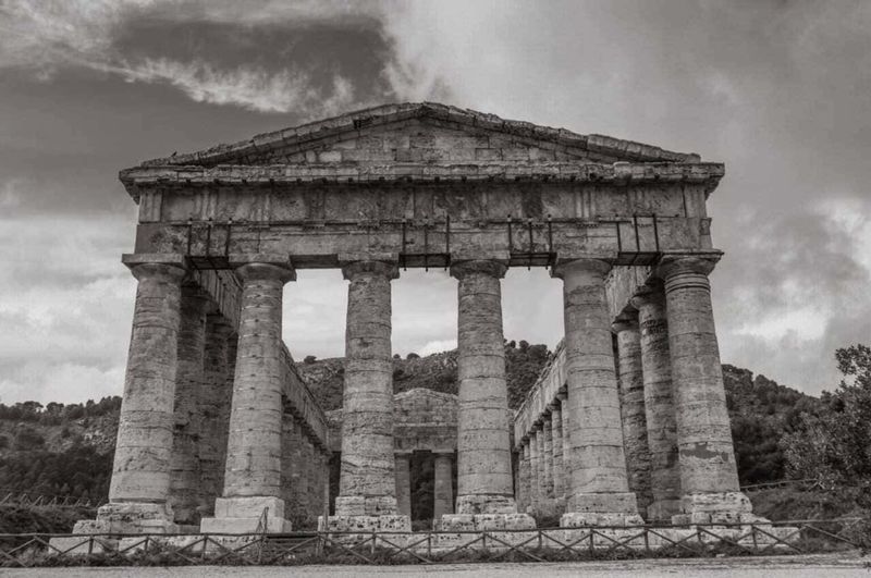 Pasquetta in Campania: Top 5 delle mete imperdibili 6 Antica struttura architettonica greca con colonne in pietra, patrimonio storico, sito archeologico, monumento culturale, richiama l'arte dell'antica Grecia e il suo fascino classico.